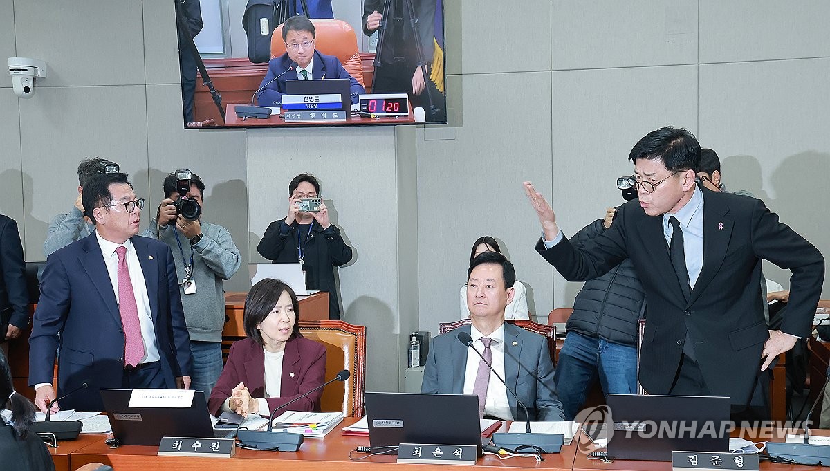설전 벌이는 국민의힘 이상휘 의원-조국혁신당 김준형 원내대표