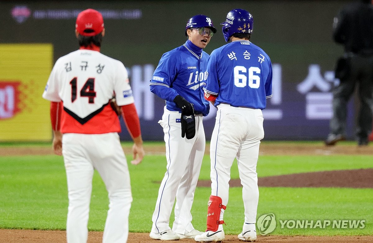 실책 놓쳐 꾸지람 듣는 박승규